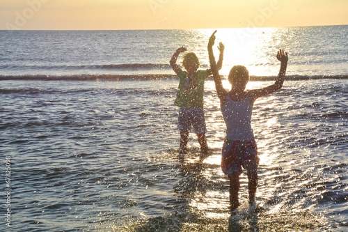 Kinder plantschen im Wasser