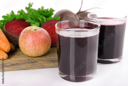 Glasses of fresh beet juice and vegetables