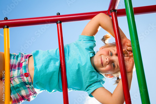 Foto Happy child on a jungle gym
