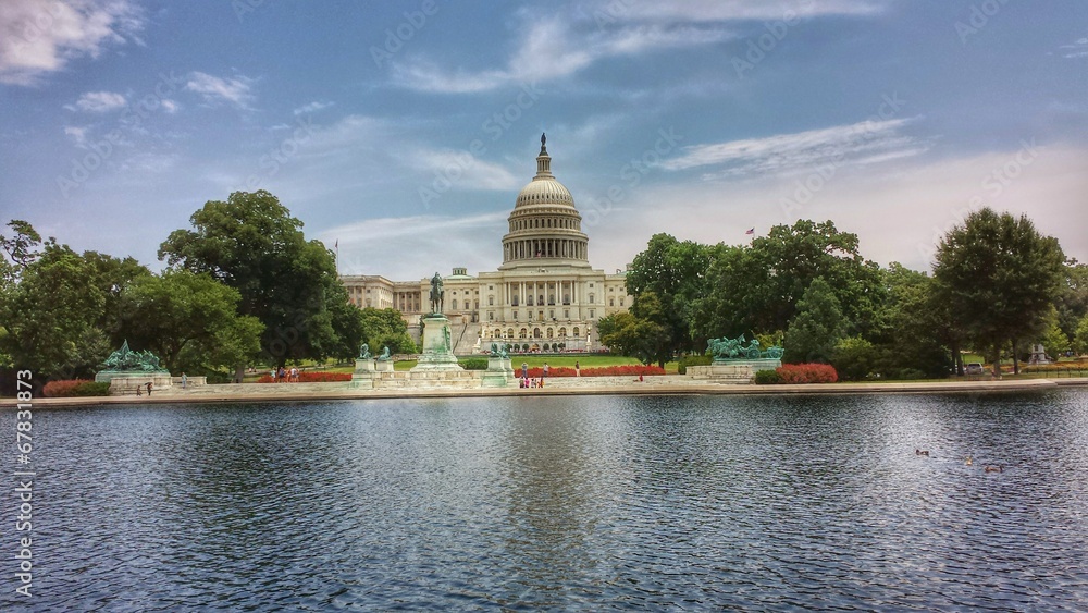 Fototapeta premium Pond in front of the Capitol Building