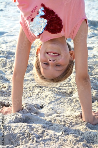Mädchen macht Handstand