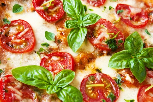 Pizza Margherita mit fruchtigen Tomaten, Basilikum, Mozzarella photo