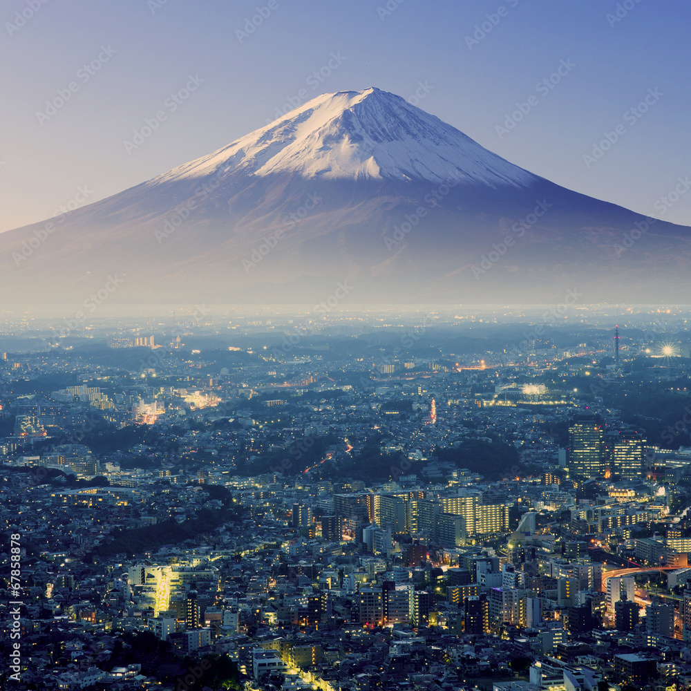 Obraz premium Góra Fuji. Fujiyama. Widok z lotu ptaka z surrealistycznym ujęciem miasta. jot