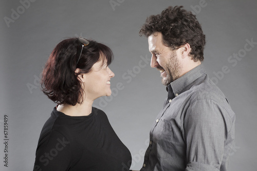 Mann und Frau lachen sich an