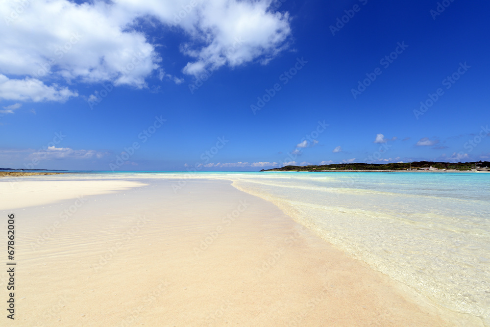 美しい砂浜と爽やかな空