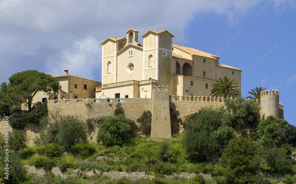 Die Burg von Arta mit Santuari de Sant Salvador