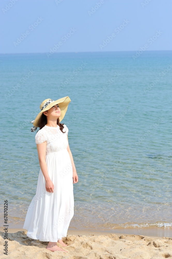 日本のビーチと白いドレスの女性
