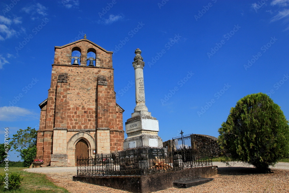 Eglise et monument aux morts de Sainte-Trie (Dordogne)