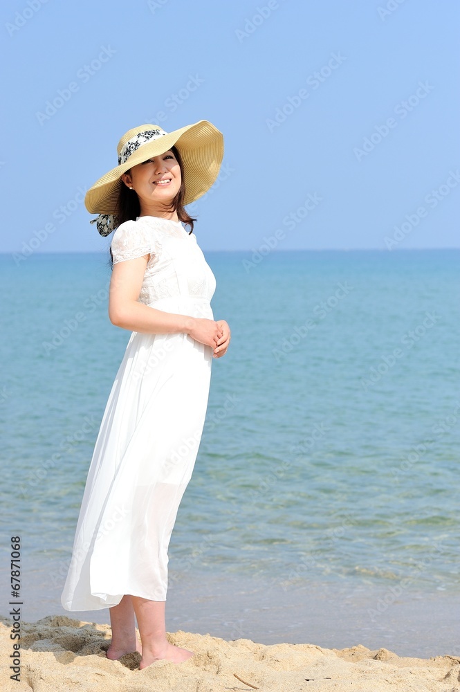 麦わら帽子と白いワンピースを着た女性と夏の海 Stock Photo Adobe Stock