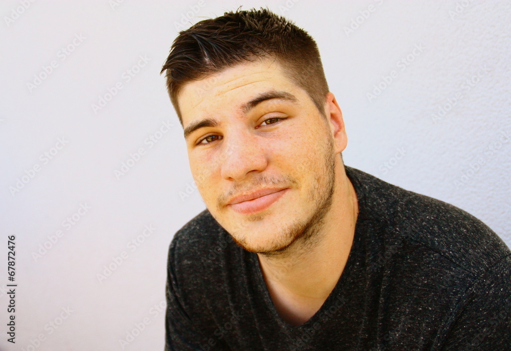 Fototapeta premium jeune homme 20 ans,portrait charme au naturel