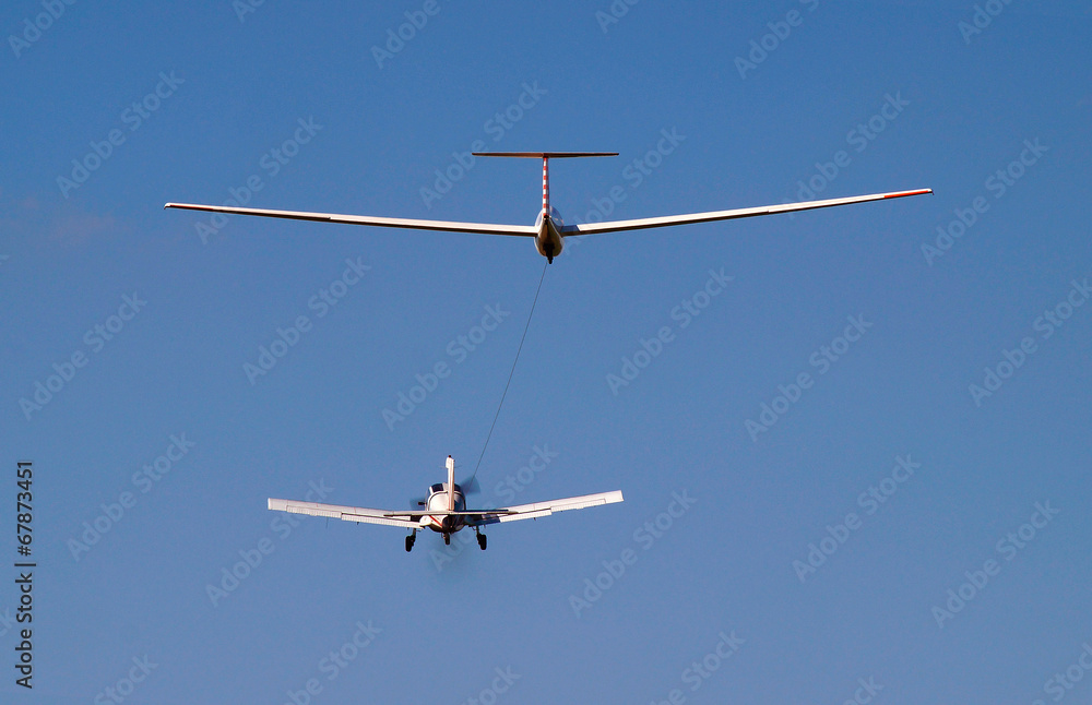 airplane towing a glider