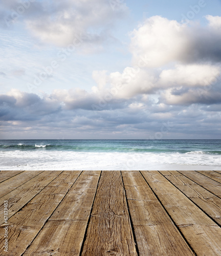 Holzdeck am Meer