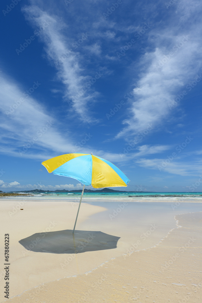 美しい沖縄のビーチと夏空