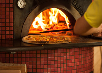 Fototapete Pizzeria Pizza im Ofen beim Backen  © oksix