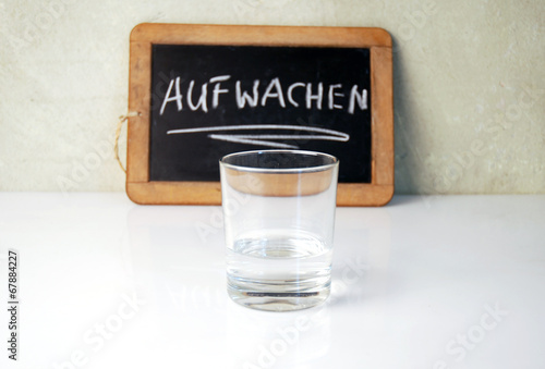 Aufwachen mit Wasserglas