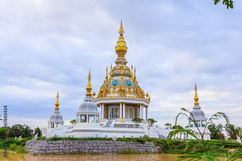 Fototapeta premium White Temple in thai