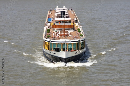 Flusskreuzfahrtschiff auf dem Rhein
