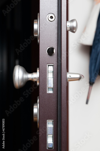 The door lock in a home © tomispin