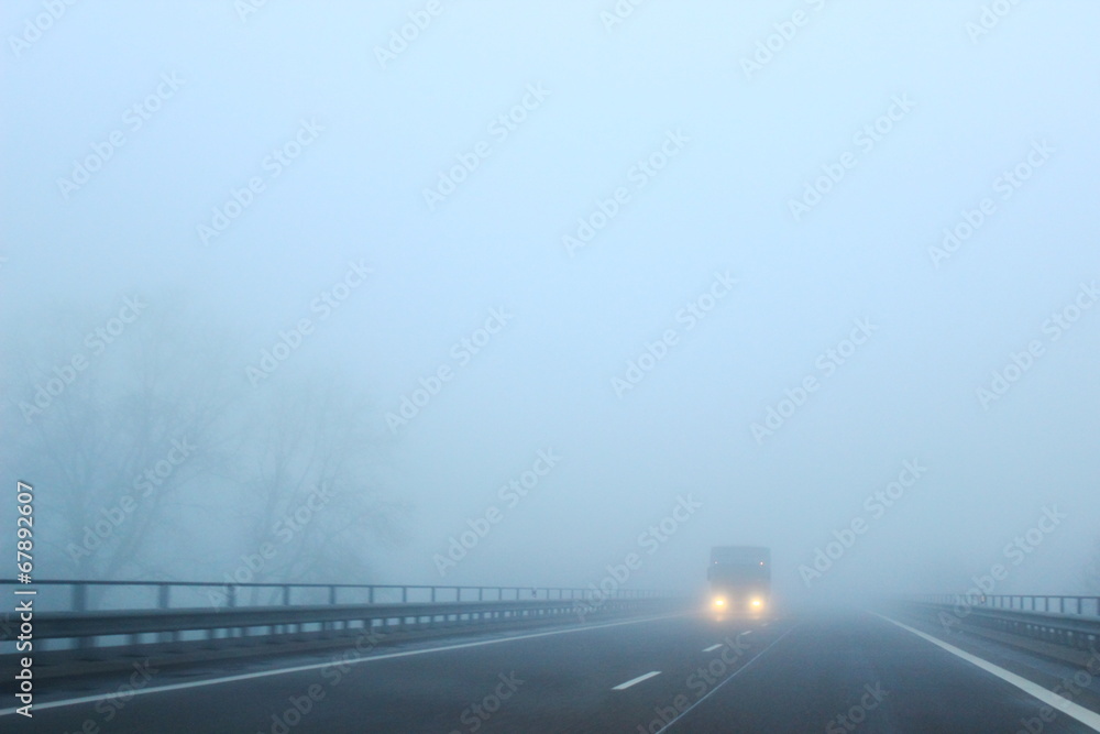 Fahrzeug im Nebel