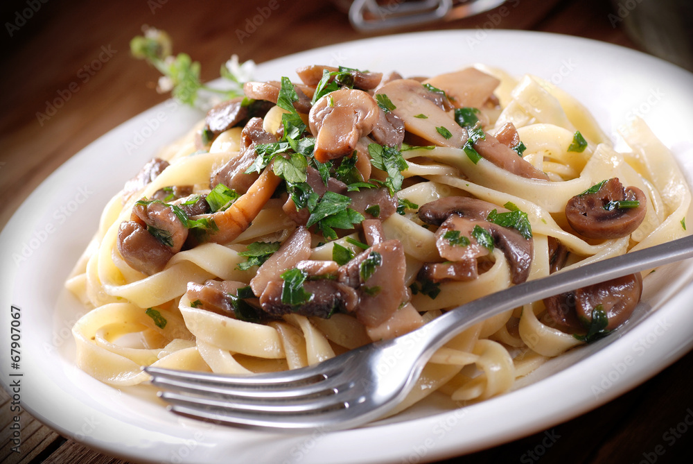 fettuccine ai funghi champignon con prezzemolo e olio di oliva fettuccine ai funghi champignon con prezzemolo e olio di oliva