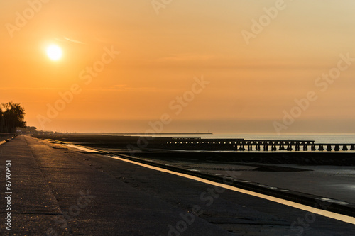 Strandpromenade bei Sonnenaufgang