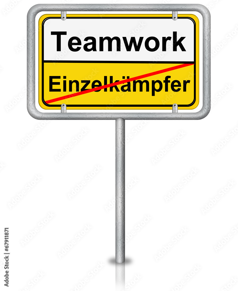 Ortsschild mit Teamwork und Einzelkämpfer, freigestellt Ortsschild mit Teamwork und Einzelkämpfer, freigestellt