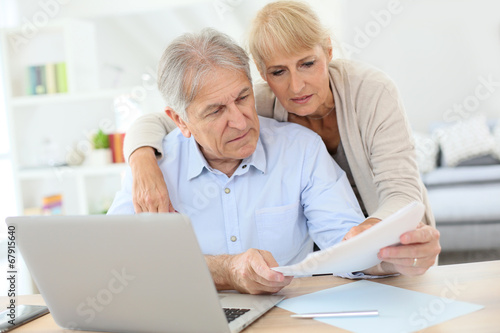 Senior couple doing the income tax declaration online © goodluz