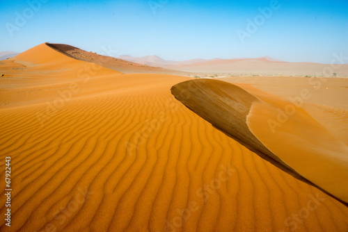 Fototapeta Naklejka Na Ścianę i Meble -  Ascension de Crazy Dune en Namibie