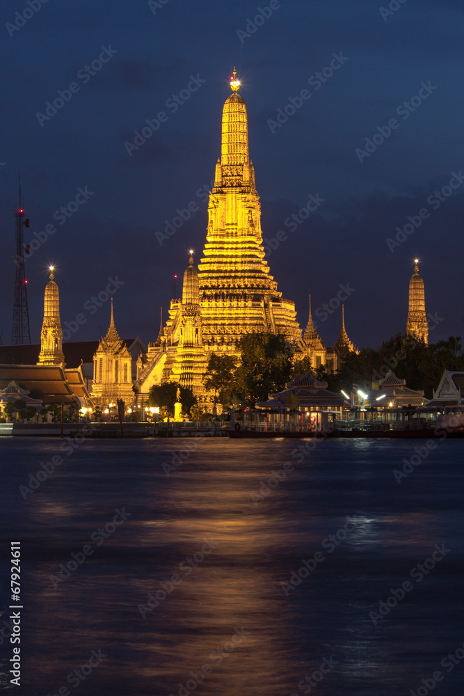 Fototapeta premium Wat Arun Temple in twilight.