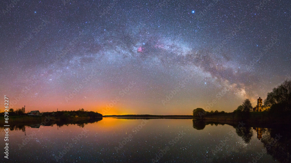 Obraz premium Jasna Droga Mleczna nad jeziorem w nocy (zdjęcie panoramiczne)