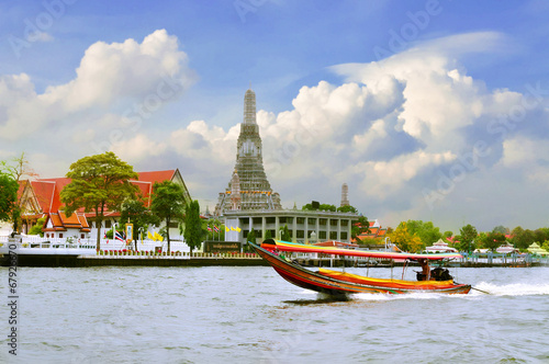 Photography Long tail motor boat cruise in front of Wat Arun in Chaopraya ri