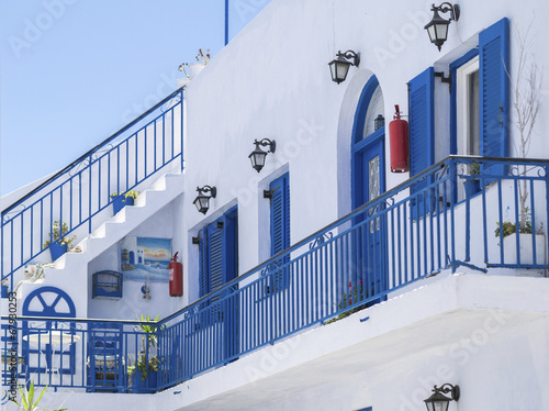 белые стены и синие двери