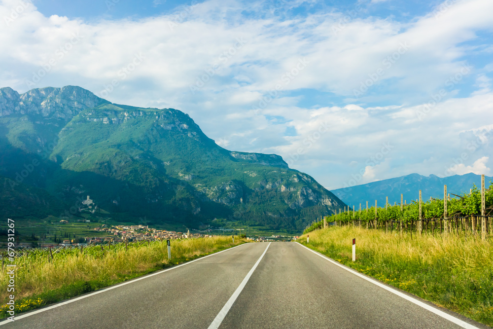 Naklejka premium Droga asfaltowa. górska droga. Piękny krajobraz