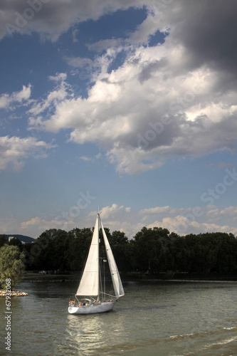 Segelboot auf dem Rhein