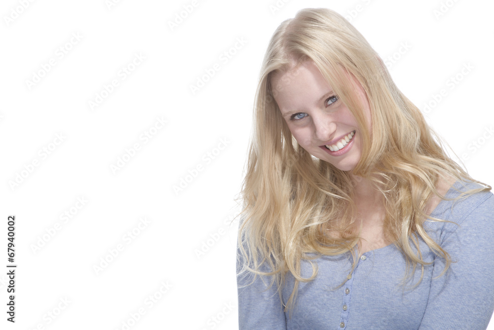 Junge blonde Frau lächelt gegen weisser Hintergrund Junge blonde Frau lächelt gegen weisser Hintergrund