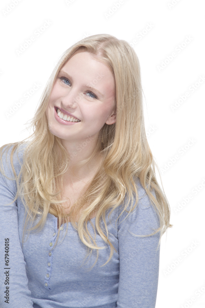 Junge blonde Frau lächelt gegen weisser Hintergrund Junge blonde Frau lächelt gegen weisser Hintergrund