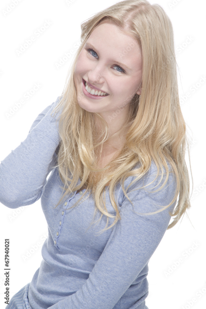 Junge blonde Frau lächelt gegen weisser Hintergrund Junge blonde Frau lächelt gegen weisser Hintergrund