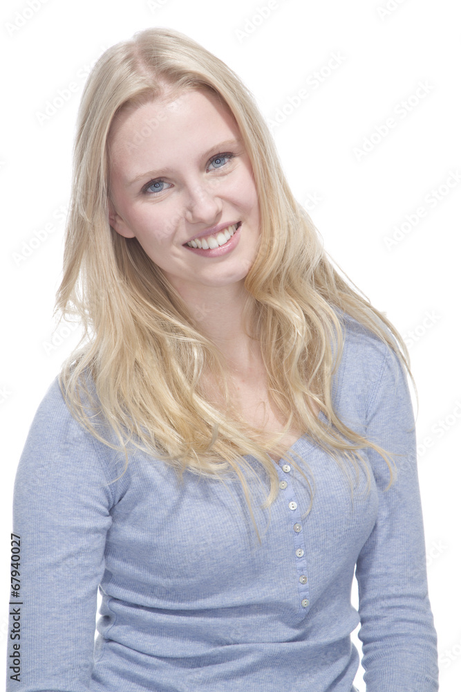 Junge blonde Frau lächelt gegen weisser Hintergrund Junge blonde Frau lächelt gegen weisser Hintergrund