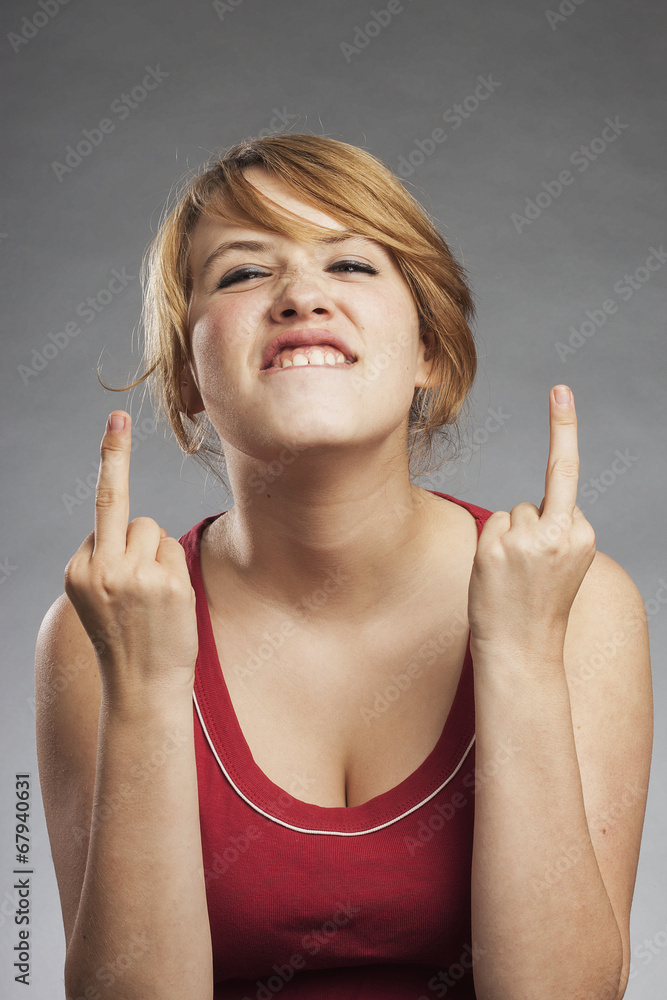 Teenager Mädchen zeigt Mittelfinger StockFoto Adobe Stock