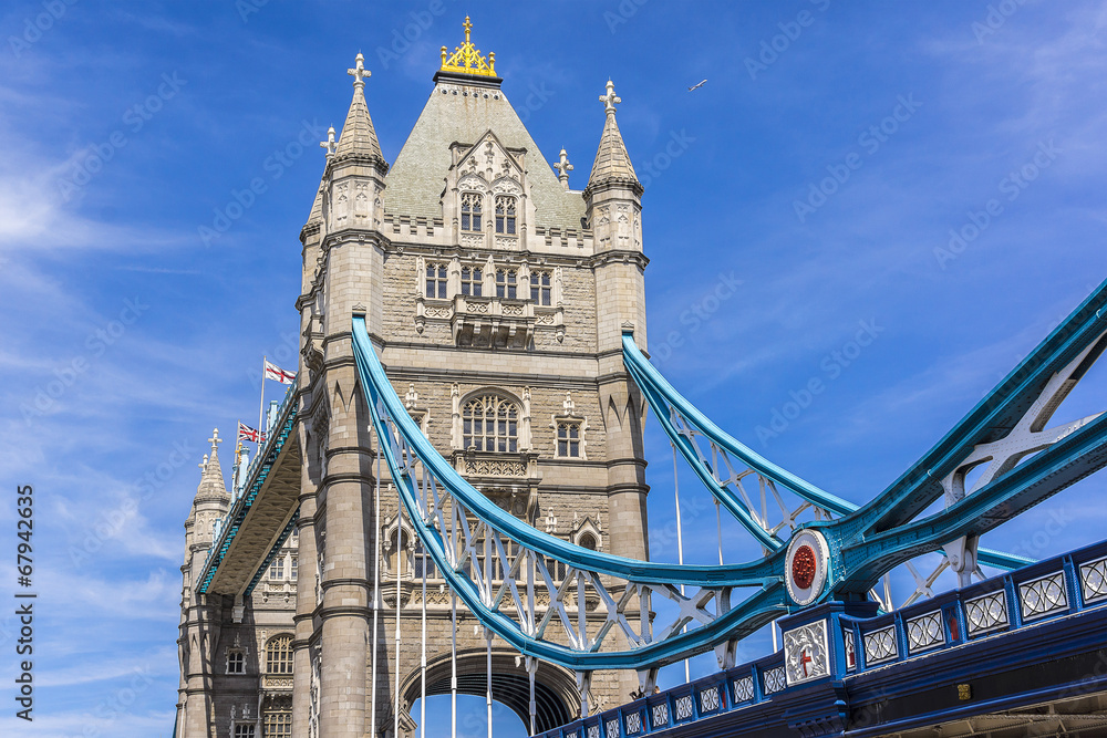 Obraz premium Tower Bridge (1886 - 1894) nad Tamizą - kultowy symbol Londynu