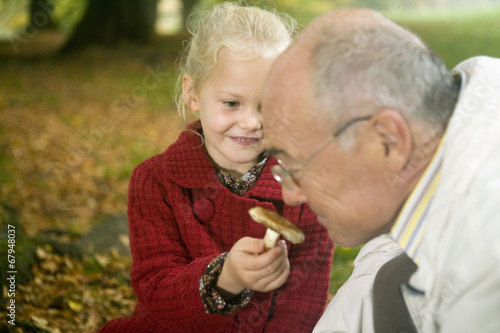 Großvater und Enkelin sucht Pilze im Wald