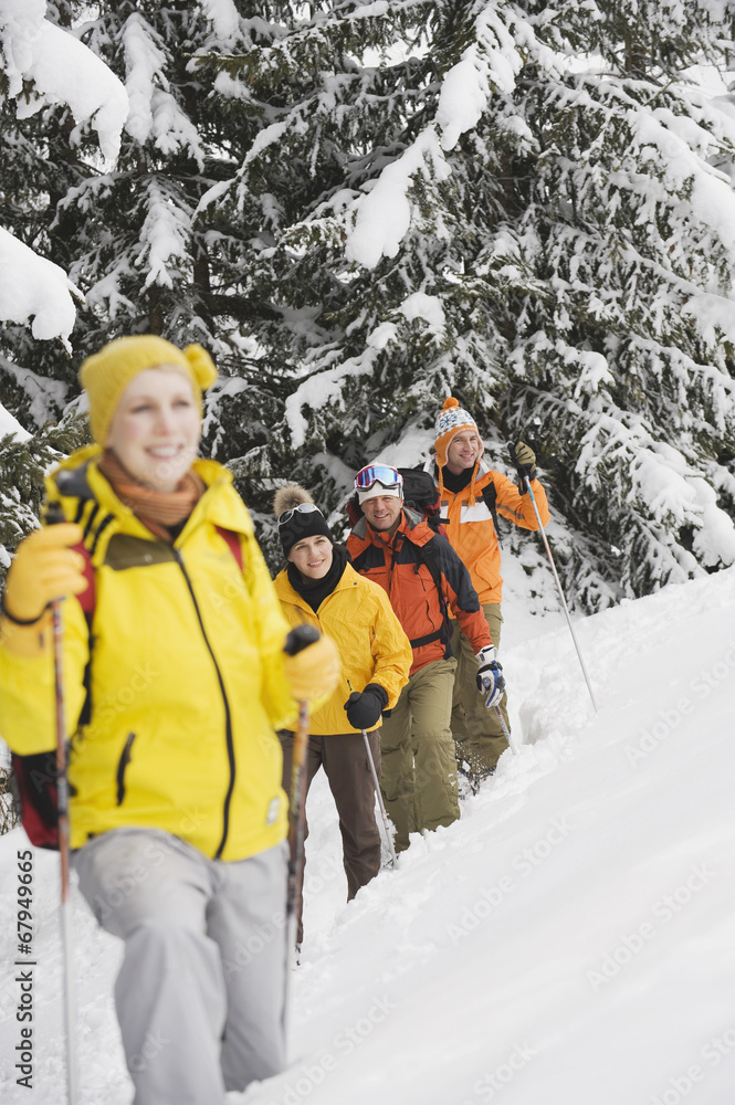 Italien,Südtirol,Jugendliche Schneeschuhwandern