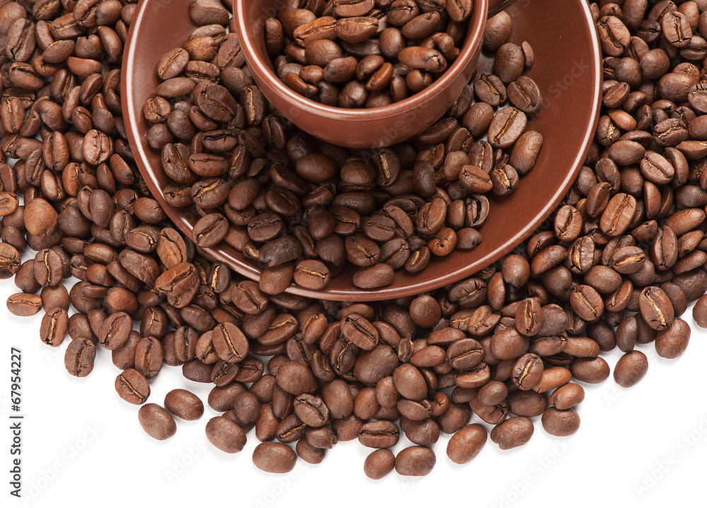 Naklejka premium Coffee cup and beans on a white background