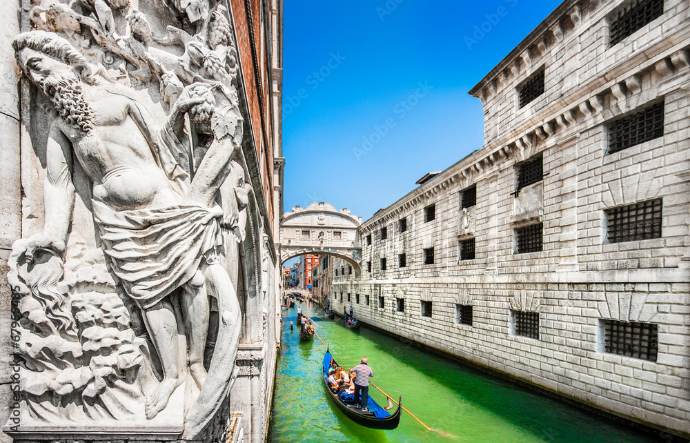 Fototapeta premium Famous Bridge of Sighs with Doge's Palace in Venice, Italy