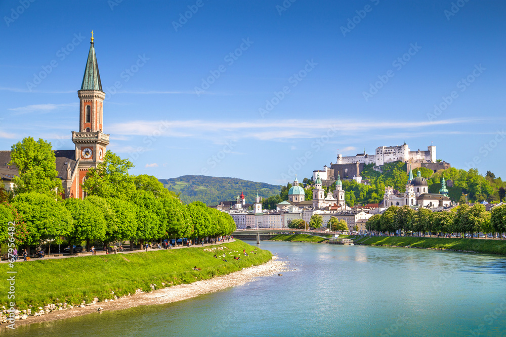Naklejka premium Salzburg panoramę z rzeką Salzach wiosną, Austria