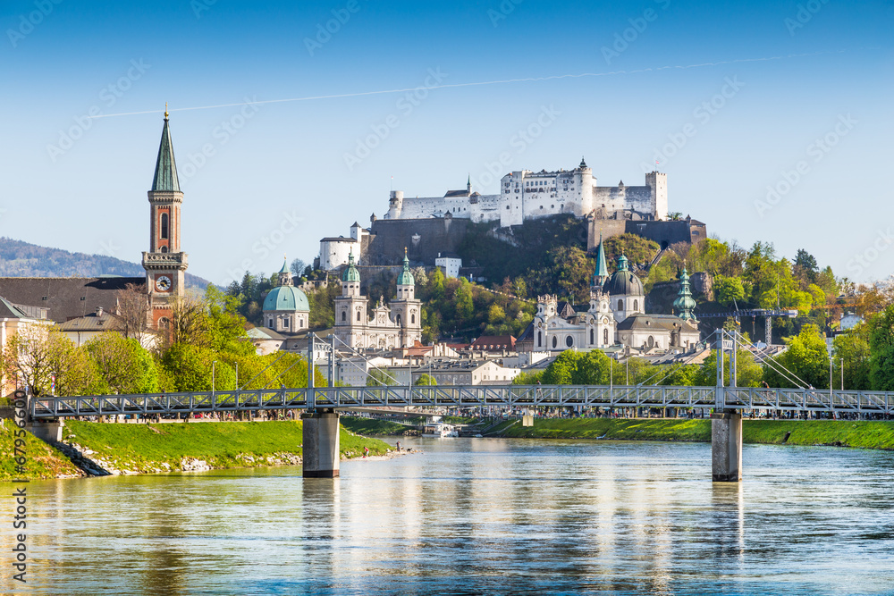 Fototapeta premium Salzburg panoramę z rzeką Salzach w lecie, Austria