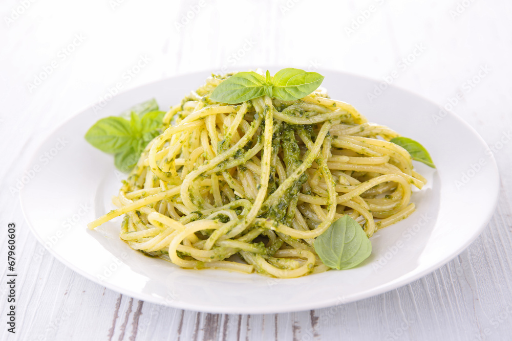 spaghetti and pesto sauce