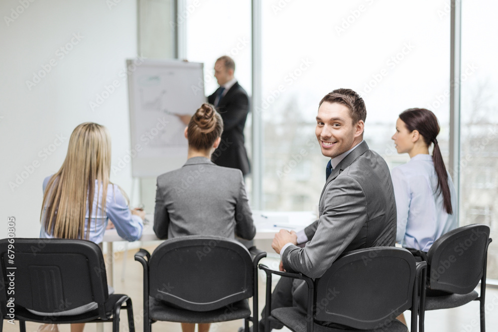 Obraz premium businessman with team in office