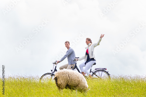 Paar bei Küsten Radtour am Deich 