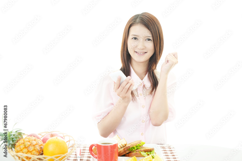 食事を楽しむ女性 食事を楽しむ女性